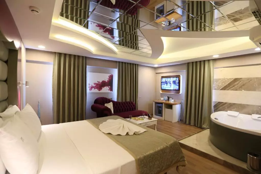 Life Corner Hotel